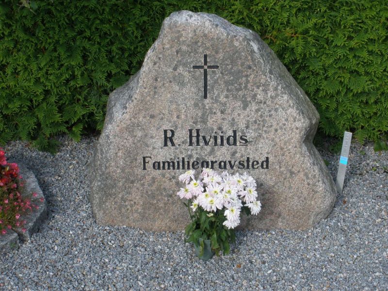 R. Hviid's familiegravsted.JPG